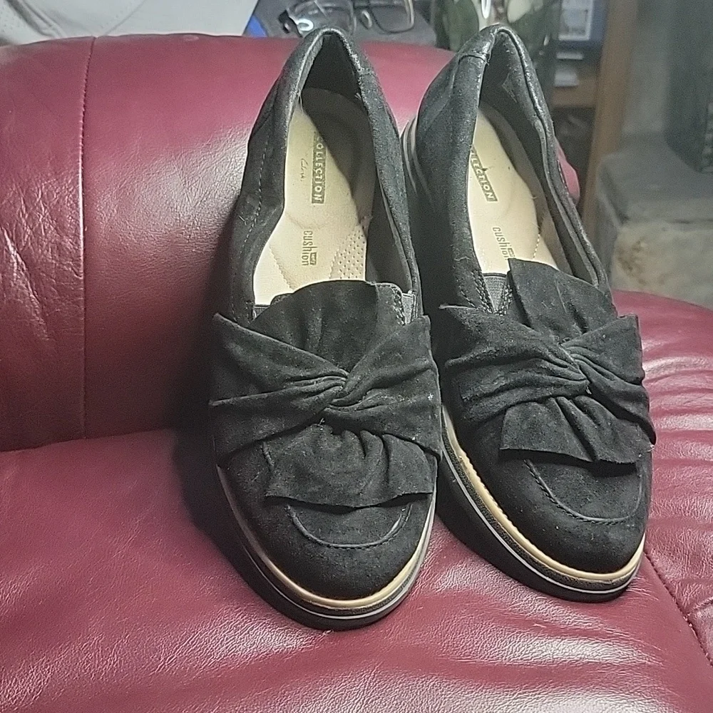 Cushion collection BY CLARKS. BLACK VELVETY WEDGE TWIST BOW LOAFER SHOES. 9